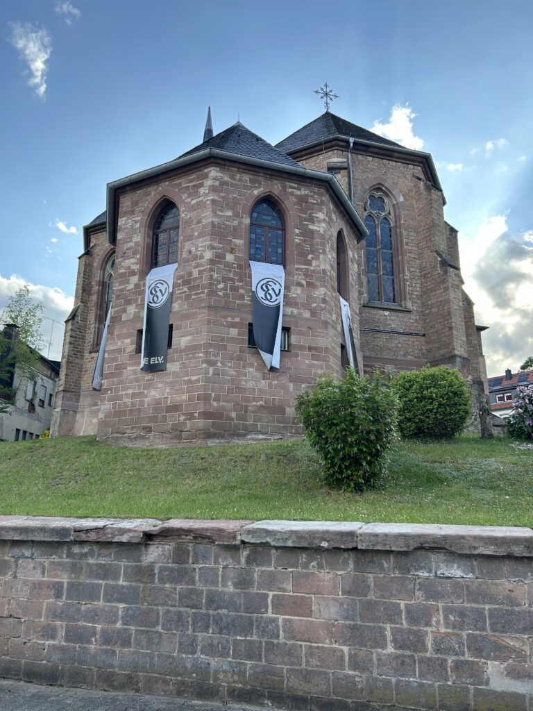 Geschmückte Kirche in Elversberg